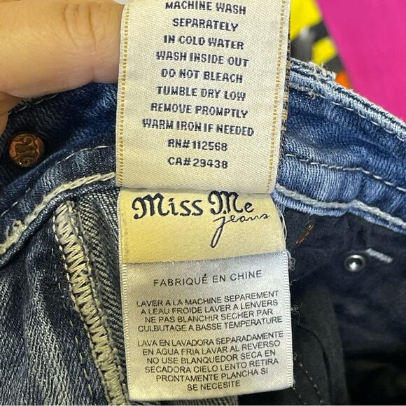 Miss Me, Signature Cuffed Capris. Size 27. In excellent condition! - Picture 9 of 9